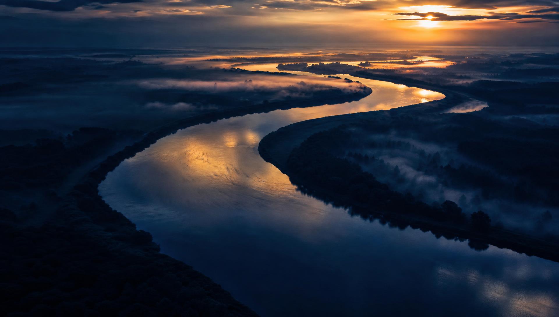 Wisła o świcie — aerial view of the Vistula river at golden hour